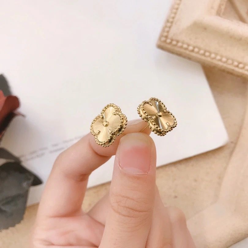 Clover Earrings in Gold